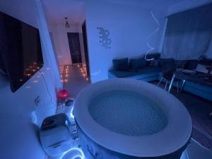 Luxury Jacuzzi Apartment with Romantic Decoration