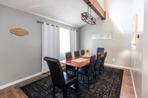 Hot Tub Firepit Corn Hole BBQ Game Room Spa Bath