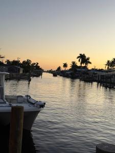 Dolphins Retreat! Waterfront, Pier, Close to beach