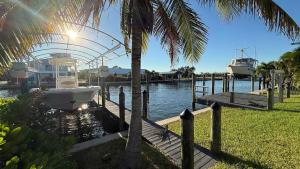 Dolphins Retreat! Waterfront, Pier, Close to beach