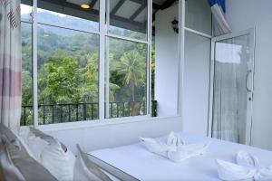 HILL SIDE RESORT - Ella