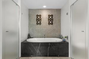 Temple 121 Modern Spacious Palm Cove 2 Brm 2 Bth Resort Apartment With Courtyard