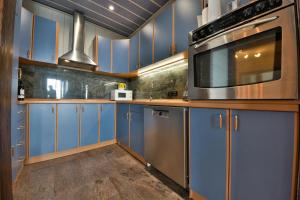 Holiday Home Seafront Escape - Happy Rentals