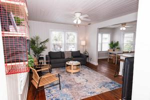 Casual Beach Getaway - Pool - Short Walk to Beach