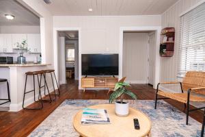 Casual Beach Getaway - Pool - Short Walk to Beach