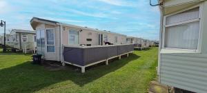 Lovely Caravan With Decking At Coral Beach Park In Lincolnshire Ref 77001Cb