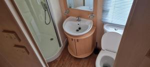 Lovely Caravan With Decking At Coral Beach Park In Lincolnshire Ref 77001Cb