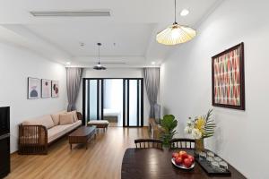 Royal City Modern 1BR Stunning Square View