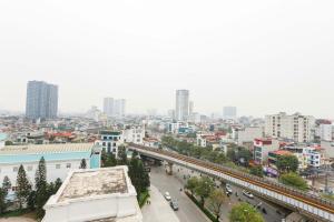 Royal City Modern 1BR Stunning Square View