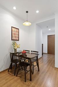 Royal City Modern 1BR Stunning Square View