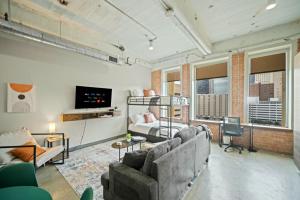 Beautiful Downtown Apartment with Pool, Laundry, Parking