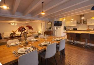 Maison bonheur -Parking- piscine -espace de jeux- avec 6 suites avec SDB