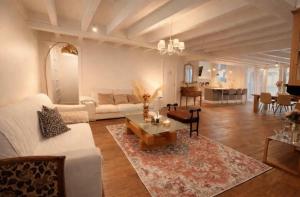 Maison bonheur -Parking- piscine -espace de jeux- avec 6 suites avec SDB