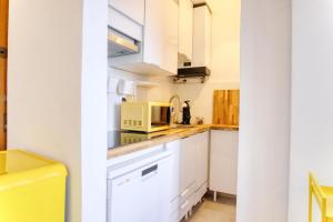 Alassio Lemon & Salt Seafront Apartment with Amazing Terrace - Prime Central Beach Location