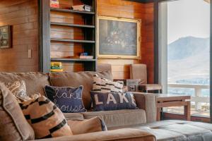 Sunny Retreat-Lake views,HotTub,BBQ,firepit,EV