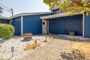 Sunny Retreat-Lake views,HotTub,BBQ,firepit,EV