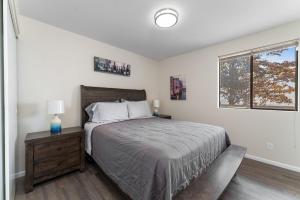 Sunny Retreat-Lake views,HotTub,BBQ,firepit,EV