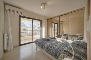 FRGK Athena Palm Beach 1BR Terrace, AC & Ultra-Fast Wi-Fi