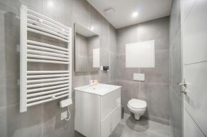 FRGK "24 AOUT 1 Mezzanine Bedroom Apartment Center Antibes AC WIFI HIGH SPEED "