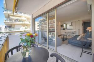 FRGK "Palm Beach Luxe 1BR Balcony, AC & Ultra-Fast Wi-Fi"