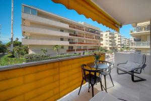 FRGK "Palm Beach Luxe 1BR Balcony, AC & Ultra-Fast Wi-Fi"