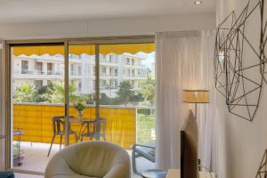 FRGK "Palm Beach Luxe 1BR Balcony, AC & Ultra-Fast Wi-Fi"