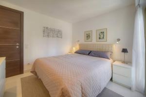 FRGK "Palm Beach Luxe 1BR Balcony, AC & Ultra-Fast Wi-Fi"