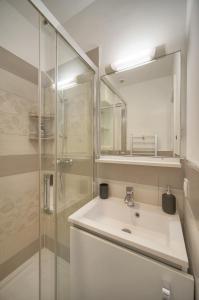 FRGK Goujon 1BR Design 300m Palais & Beaches AC & Ultra-Fast Wi-Fi