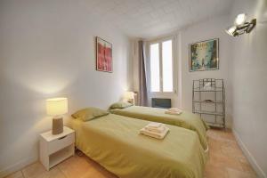 FRGK Stylish 1BR Clemenceau Steps from Beach AC UltraFast WiFi