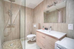 FRGK Stylish 1BR Clemenceau Steps from Beach AC UltraFast WiFi