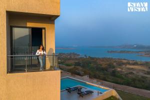 StayVista at Aria by the Hills with Pool, Lawn, Wi-Fi