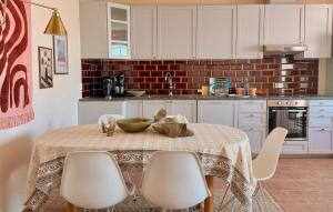 2 Bedroom Lovely Apartment In Glemmingebro