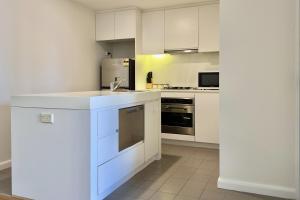 Modern 1BR Barangaroo Apartment with Waterfront Balcony Views & Private Parking