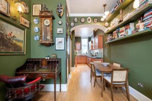 Large 1 Bedroom in Center of London 2