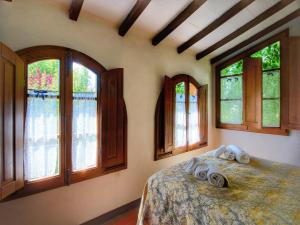 Apartment in a farmhouse with swimming pool