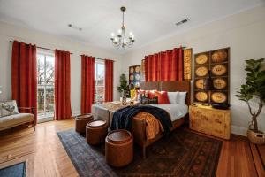 Bourbon-themed home w arcade & hot tub for groups