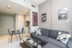 Free housekeeping visits during your stay - StayShort - Elegant 1BR Apartment in Business Bay Canal Views