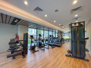Free housekeeping visits during your stay - StayShort - Elegant 1BR Apartment in Business Bay Canal Views