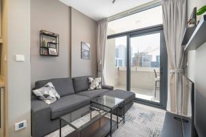 Free housekeeping visits during your stay - StayShort - Elegant 1BR Apartment in Business Bay Canal Views