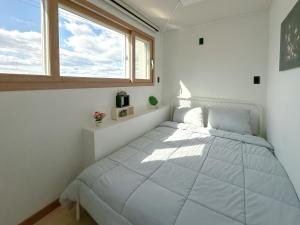 실속형 독채 - 제주 애월 바다 전망 4룸 하우스 - 넓은 마당, 8인 식탁