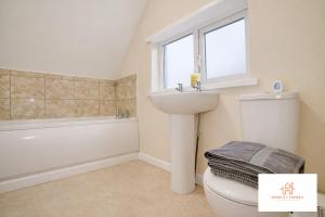 2 BR sleeps 4 - Large communal space - Long stays welcome - Close to Hinkley - Free private parking