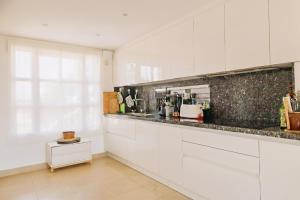 Blue Ark, villa vue mer avec piscine, idéale en famille face à Gibraltar