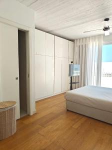 Cosy 1 Bedroom Penthouse with Large Corner Terrace & Outside Furniture - Open City View