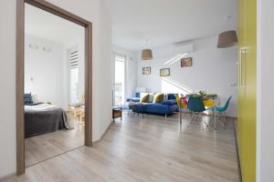 Colorful Apartment Jasnodworska in Warsaw with Air Conditoning, Gym and Parking by Noclegi Renters