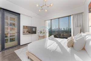 Balcony with a Glimpse of the Burj Khalifa, Minutes Walk to Zabeel Stadium, O10 Building, Al Jaddaf by Deluxe Holiday Homes