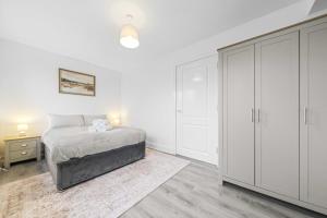 Fern Walk Modern 3 Bedroom House - Dalkeith