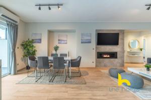 Sunny Athenian Oasis Spacious Family Haven!