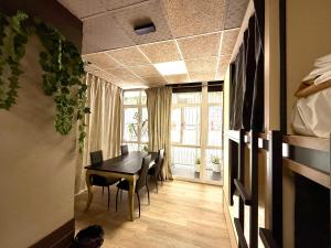 HOSTEL Pepper-Gold - PORT AREA -FREE TOWELS - BED ROOMS FOR 8 PEOPLES 55 AND 65 M2