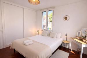 Sunny Double Room in 4BR Villa with AC, Sea View Balcony, Workspace