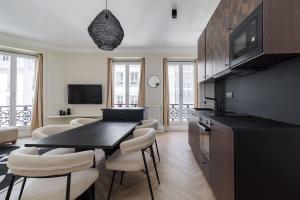 Spacious 6PAX flat in the city center